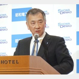 日立化成の買収を発表する昭和電工の森川宏平社長（Ｃ）共同通信社