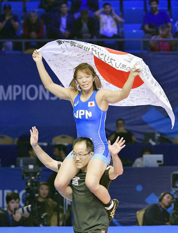 レスリング世界選手権・女子57キロ級で優勝し、肩車で日の丸を掲げる川井梨紗子（C）共同通信社