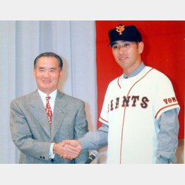 1996年11月、巨人の入団会見で長嶋監督（左）と握手を交わす清原（Ｃ）日刊ゲンダイ