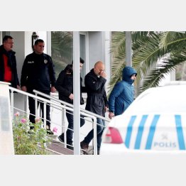 ゴーン被告の逃亡を手助けした男たちを連行するトルコ警察当局（Ｃ）ロイター／Demiroren News Agency (DHA)　
