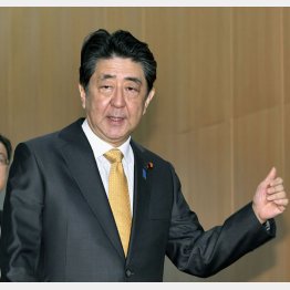 イランの弾道ミサイル攻撃についての記者の問いかけに歩きながら応じる安倍首相（Ｃ）共同通信社