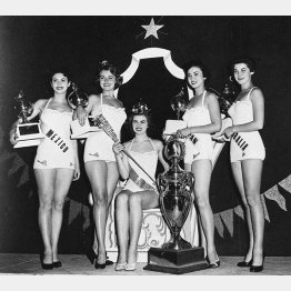 ミス・ユニバースに日本人として初入賞、3位になった伊東絹子さん（右から2人目=1953年7月、ロサンゼルス）／（Ｃ）共同通信社