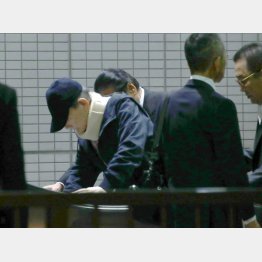 府中刑務所か品川駅に到着した高山若頭（2019年10月18日）／（Ｃ）日刊ゲンダイ