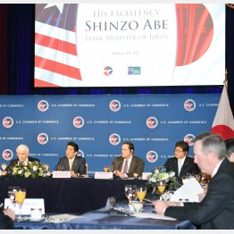 米国商業会議所主催の朝食会であいさつする安倍首相（左から２人目）（Ｃ）共同通信社
