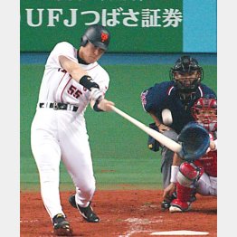 50本塁打をマークした02年、先制の41号を放つ松井（Ｃ）日刊ゲンダイ