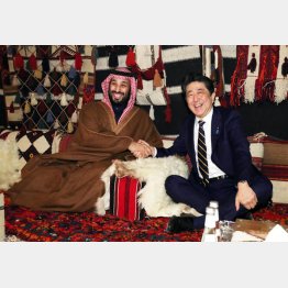 ご機嫌なワケは…(サウジアラビア・ムハンマド皇太子(左)の歓迎を受け握手する安倍首相)/(代表撮影・共同)