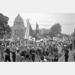 1960年5月1日、国会議事堂前のデモ（Ｃ）ジャパンタイムズ／共同通信イメージズ