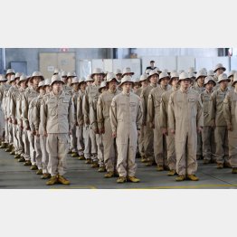 中東派遣された自衛隊は何を思う(出発式で整列するジブチへ向かう海上自衛隊員)/(C)共同通信社