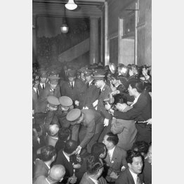 衆院本会議場前の廊下に座り込んだ社会党議員を排除する警官隊（1960年5月19日）／（Ｃ）共同通信社