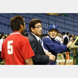 2007年の球宴でセの指揮を執った落合監督（右）と栗原（左、中央は山本浩二氏）／（Ｃ）日刊ゲンダイ