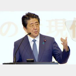 プロンプターをガン見しながら改憲に意欲(C)日刊ゲンダイ