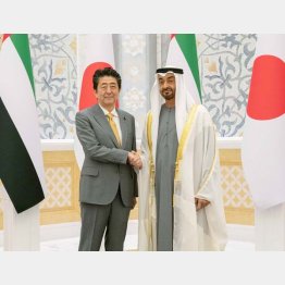 UAEのムハンマド皇太子（右）と握手（Ｃ）ロイター