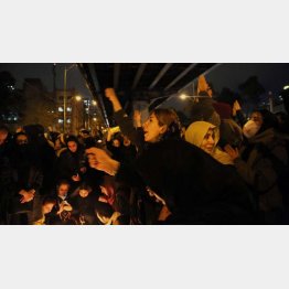 ウクライナ機墜落の犠牲者の追悼が政府への抗議に変わり、スローガンを叫ぶ人たち＝１１日、テヘラン（Ｃ）ゲッティ＝共同