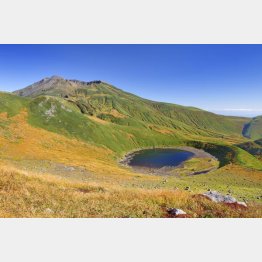 紅葉の季節の鳥海湖と鳥海山（Ｃ）アマナイメージズ／共同通信イメージズ