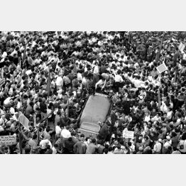 アイゼンハワー米大統領訪日の打ち合わせで来日したハガチー大統領新聞係秘書が安保闘争のデモ隊に包囲され、羽田から米軍ヘリで脱出した（1960年6月10日）／（Ｃ）共同通信社