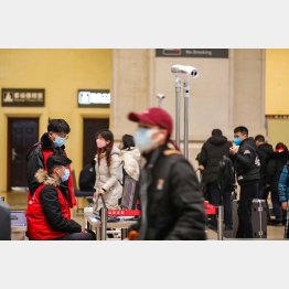中国・武漢の漢口駅内で、ボディチェックで乗客の体温を感知する熱スキャナをモニターする行政職員（Ｃ）ロイター／中国日報