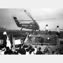 デモ隊の包囲の中、ハガチー氏を救出して飛び立つ米海兵隊のヘリコプター（1960年6月10日、羽田空港）／（Ｃ）共同通信社