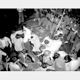 6月15日、右翼がデモ隊に殴り込みをかけたのをきっかけに全学連主流派4000人が国会南通用門から構内に突入し警官隊と乱闘になった（1960年）／（Ｃ）共同通信社