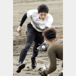27日、石垣島で守備練習をした佐々木朗希（Ｃ）共同通信社 
