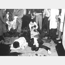 右翼がデモ隊に殴り込みをかけて乱闘になり、混乱で東大生の樺美智子さんが死亡した（1960年6月15日）／（Ｃ）共同通信社