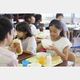 給食のパンに使われるのは安い小麦粉（Ｃ）PIXTA