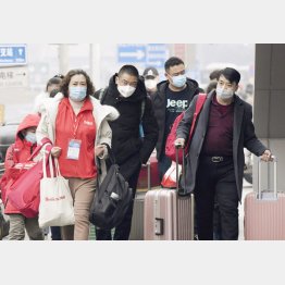 北京駅周辺でマスクを着用して歩く人たち（Ｃ）共同通信社