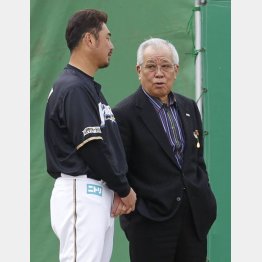 日本ハムのコーチ時代に野村氏（右）と話す筆者（Ｃ）日刊ゲンダイ