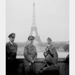 1940年6月13日、パリを軍事制圧しエッフェル塔をバックに立つヒトラー（Ｃ）World History Archive／ニューズコム／共同通信イメージズ