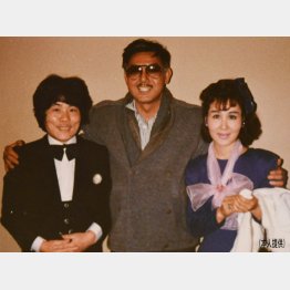 日本テレビ「元祖どっきりカメラ」のスタジオ収録の後で。宍戸錠さんと（左が林家ぺー、右が林家パー子夫妻）／（提供写真）