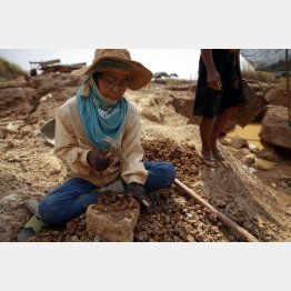 タイのチャットリー金鉱の近くで金（ゴールド）を集めて採る家族（Ｃ）ロイター／Damir Sagolj （THAILAND - Tags:BUSINESS）