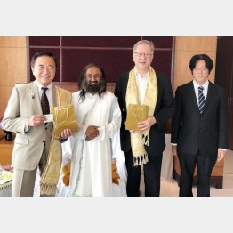 インドの聖者ラヴィさんと神奈川県知事の対談をセット（提供写真）