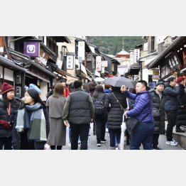 多くの外国人観光客などで混雑した、京都市の清水寺付近も今では…（Ｃ）共同通信社