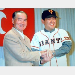 1999年12月、FA会見で巨人の長嶋監督（左）と笑顔を見せる江藤（Ｃ）日刊ゲンダイ