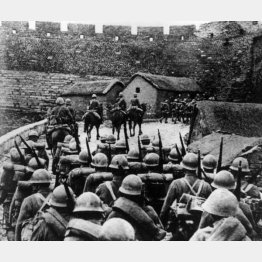 侵略戦争で中国の町に入る日本の軍隊（1934年ごろ）／(C)Ｗｏｒｌｄ　Ｈｉｓｔｏｒｙ　Ａｒｃｈｉｖｅ／ニューズコム／共同通信イメージズ