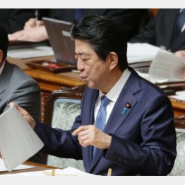 参院本会議でも咳をする姿が見られた（Ｃ）日刊ゲンダイ