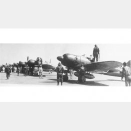 ゼロ戦52型の周囲に立つパイロットと整備士（Ｃ）aviation-images.com／Mary Evans Picture Library／共同通信イメージズ