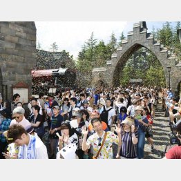 人気の「ハリー・ポッター」エリア（USJ）／（Ｃ）共同通信社