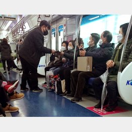 地下鉄の車内で露天商がマスク売り（Ｃ）日刊ゲンダイ