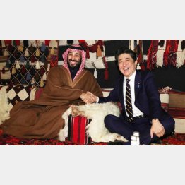 似たもの同士（安倍首相とサウジアラビアのムハンマド皇太子）（代表撮影・共同）