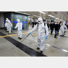 ソウルの地下鉄駅構内を消毒する関係者（Ｃ）ロイター＝共同