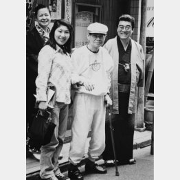 左から神田紅さん、松鯉師匠の妹弟子の神田昌味さん、神田山陽師匠、本人（提供写真）
