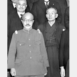 東條英機首相（左）と原嘉道枢密院議長（1942年1月19日、首相官邸）／（Ｃ）共同通信社