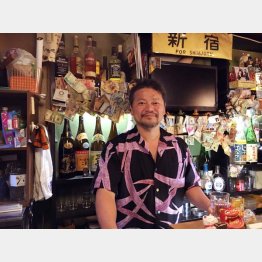 東京・新宿ゴールデン街「何となく…」店オーナーの石場大善さん（Ｃ）日刊ゲンダイ