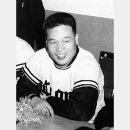 1963年10月、リーグ優勝を決め、会見する西鉄の中西選手兼任監督（Ｃ）共同通信社