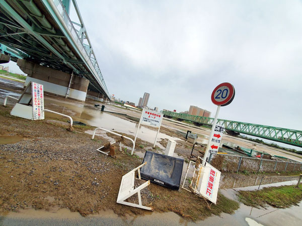 台風19号によって破壊された河川敷のグラウンド（2019年10月13日撮影）／（Ｃ）日刊ゲンダイ