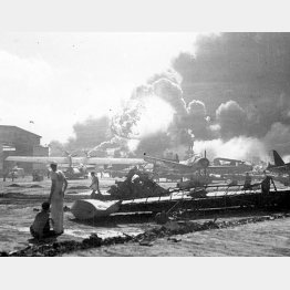 日本軍の真珠湾攻撃で炎上する米軍の飛行場。この奇襲作戦で2000人以上が死亡、米国は第2次世界大戦に参戦した（1941年12月7日）／（Ｃ）ロイター＝共同