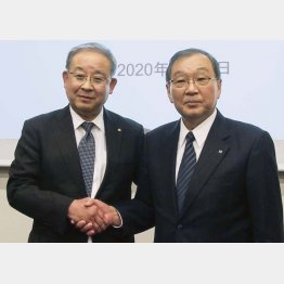 前田道路の今枝良三社長（右）とNIPPOの吉川芳和社長の提携会見（Ｃ）共同通信社