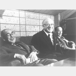 1964年東京五輪の開会式を終え、記者会見する安川第五郎組織委会長（左）とブランデージＩＯＣ会長（央）／（Ｃ）共同通信社