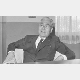 奥村勝蔵は戦後、スイス大使を経て大阪万国博覧会日本政府代表に就任した。写真は記者会見する奥村（1966年9月22日、通産省にて）／（Ｃ）共同通信社