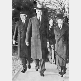 ハル国務長官とホワイトハウスに到着した野村吉三郎大使（左）と来栖三郎特命全権大使（1941年11月17日）／（Ｃ）共同通信社